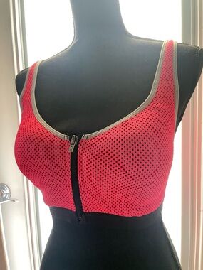 Victoria's Secret Sport Bra Mesh Front Knockout Bra with RedMesh Accent